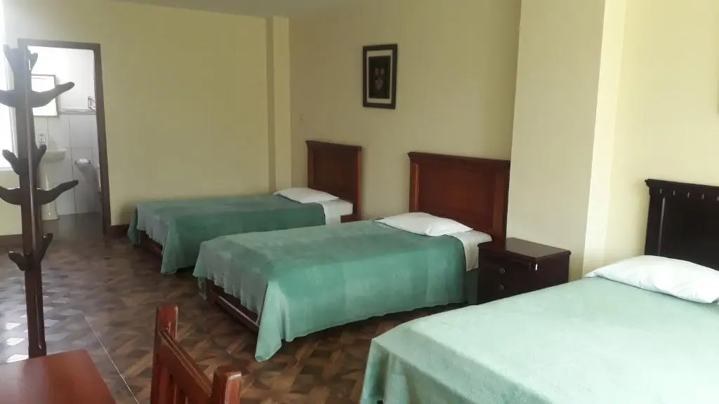 Habitación Triple - Hotel El Cardenal Loja