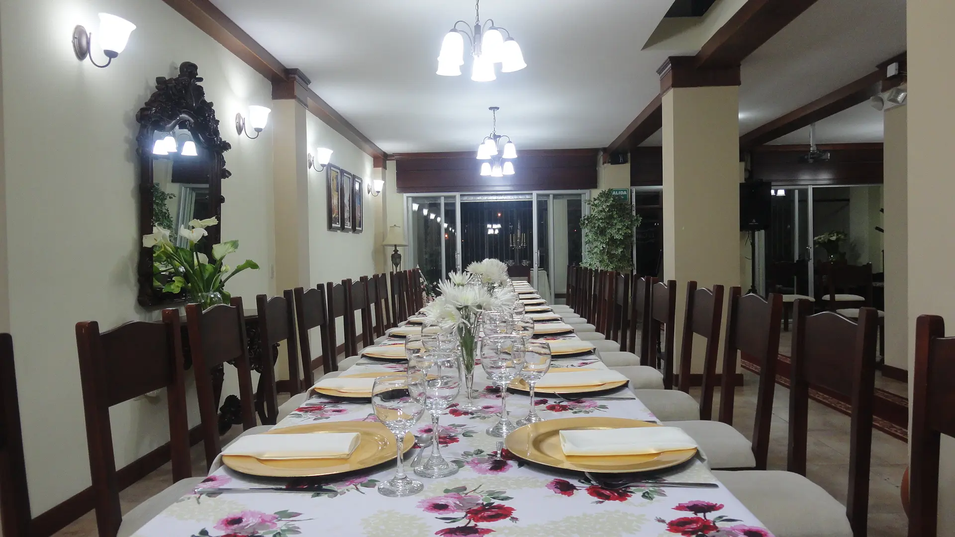 Mesa de eventos, con plateria