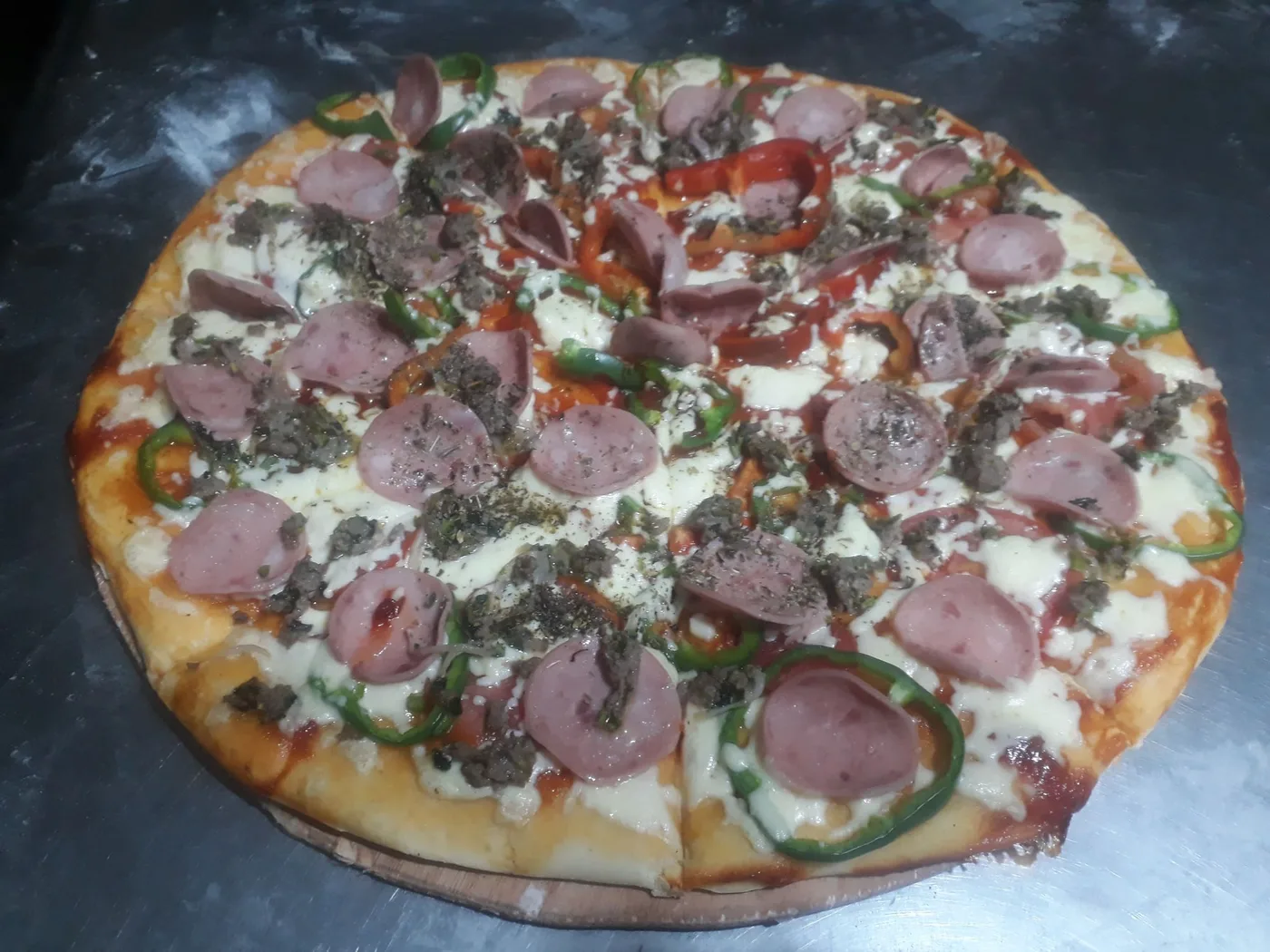 Pizza Meat Lovers con salchicha, carne molida, pimientos y queso