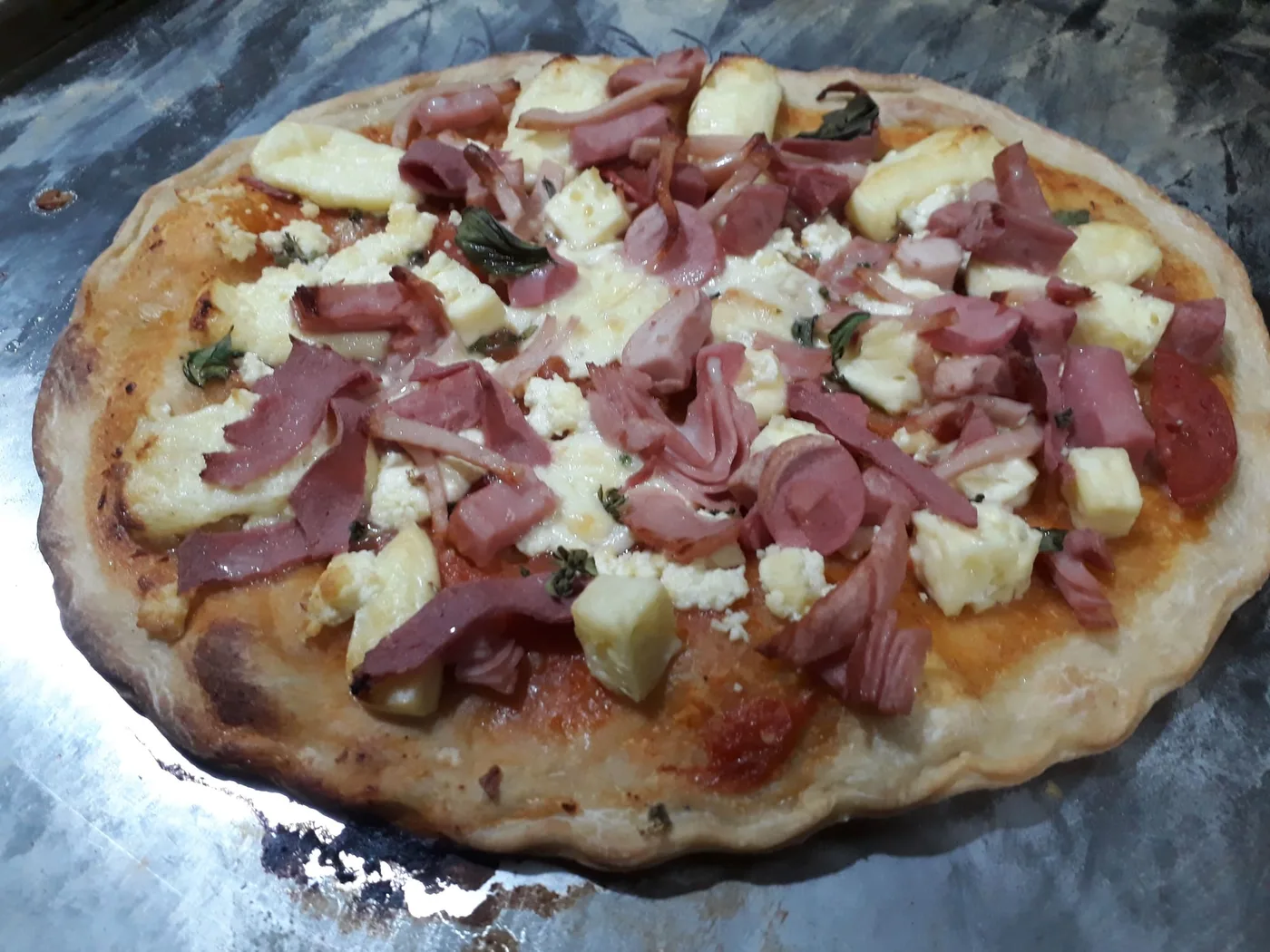 Pizza de jamón con salchicha, queso fresco y orégano